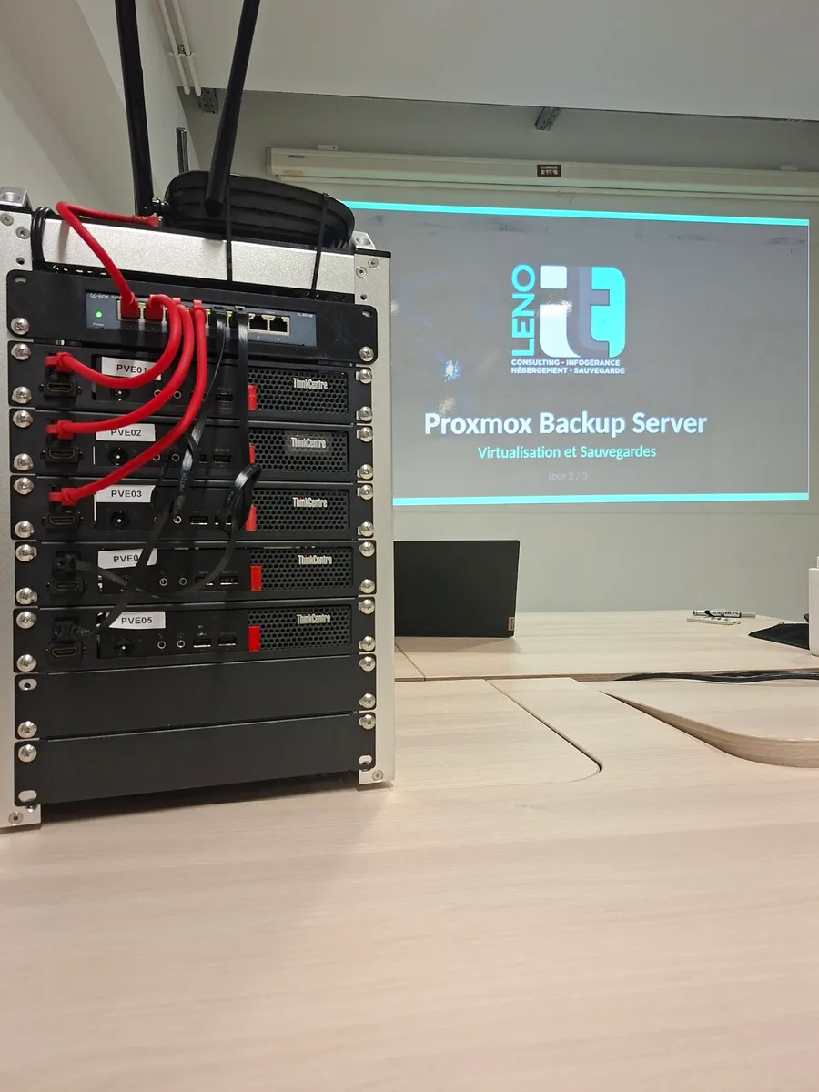 Le lab utilisé pendant la formation : rack de nœuds Proxmox VE et écran de présentation Proxmox Backup Server